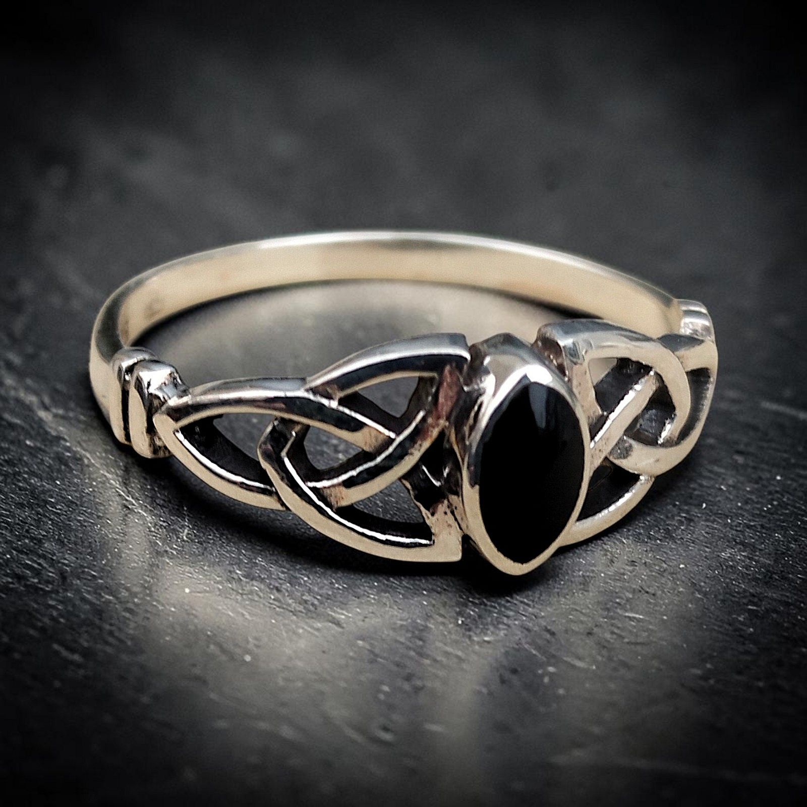 Ring Fine Celtic aus 925 Sterling Silber, Detail von Onyx und Knotenmuster