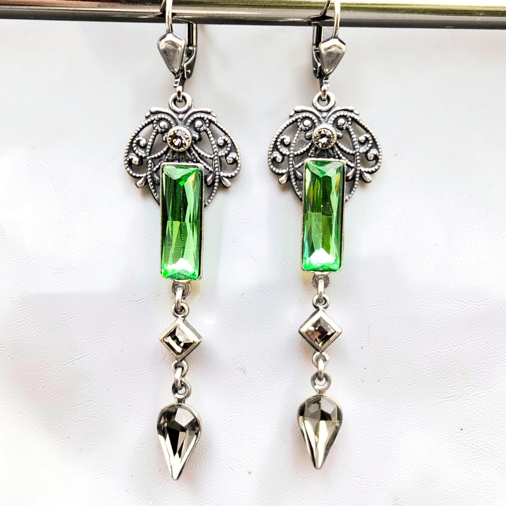Filigrane Vintage Ohrringe mit grünem Kristall und silbernem Ornament