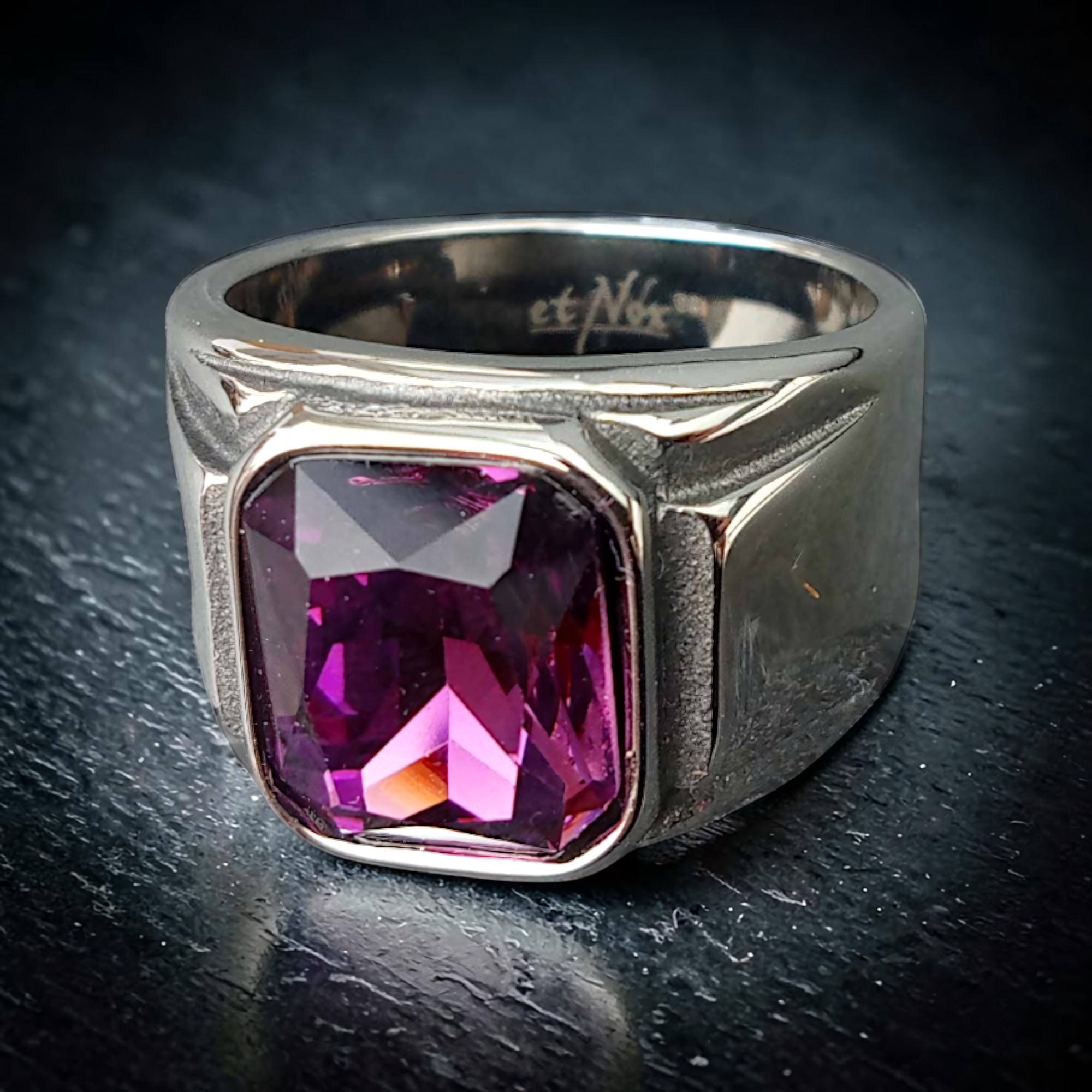 Simply Purple von vorn, violett-pinker Stein, etNox-Logo innen