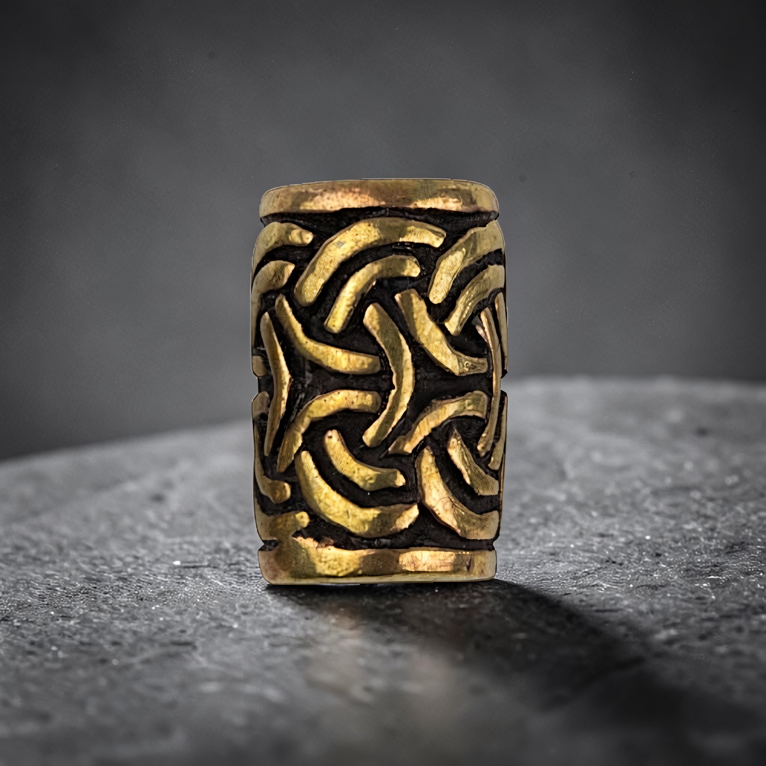 Goldbraune Bartperle aus Bronze mit umlaufendem keltischem Flechtwerk