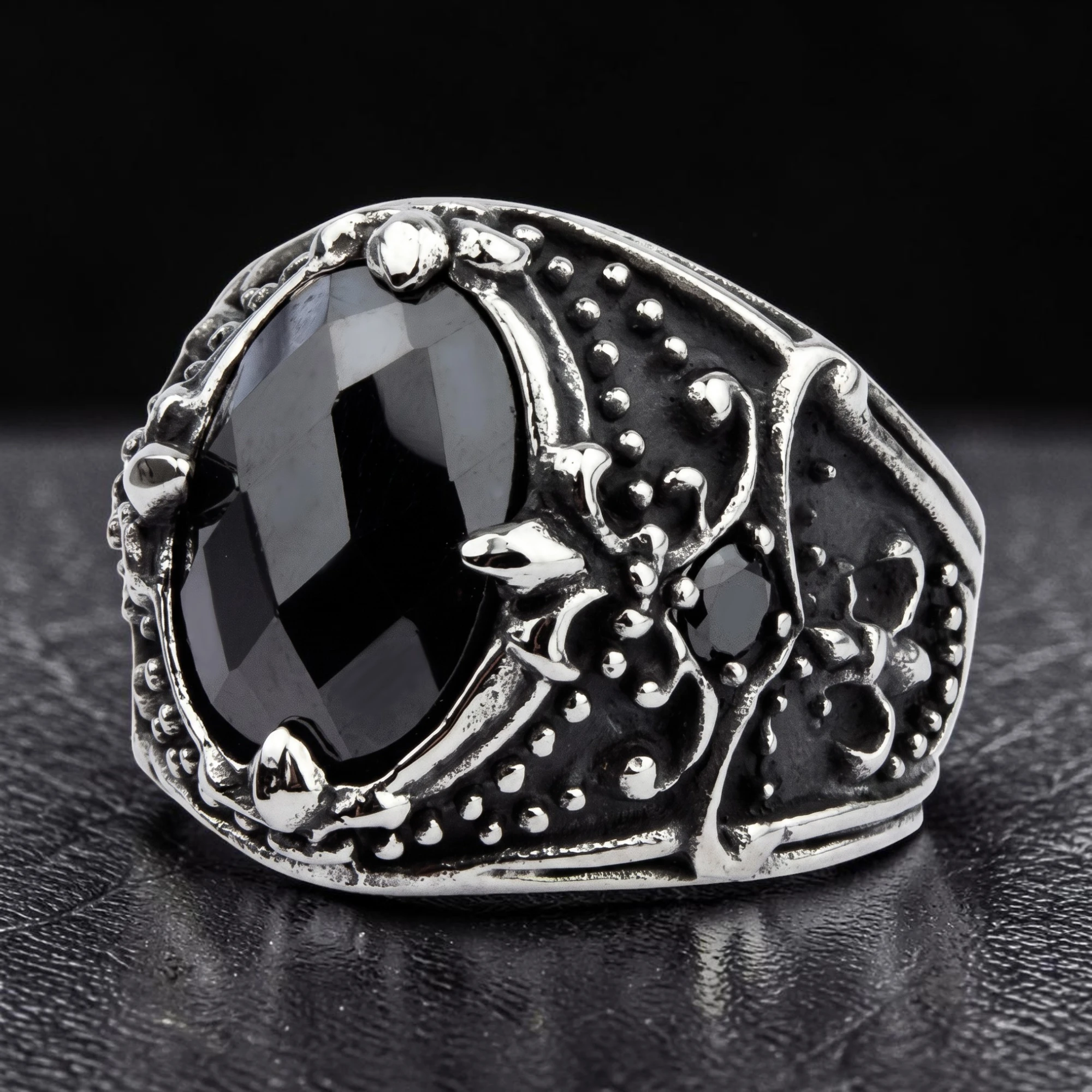 Detailansicht des etNox Lilien-Rings mit schwarzem Zirkonia-Stein