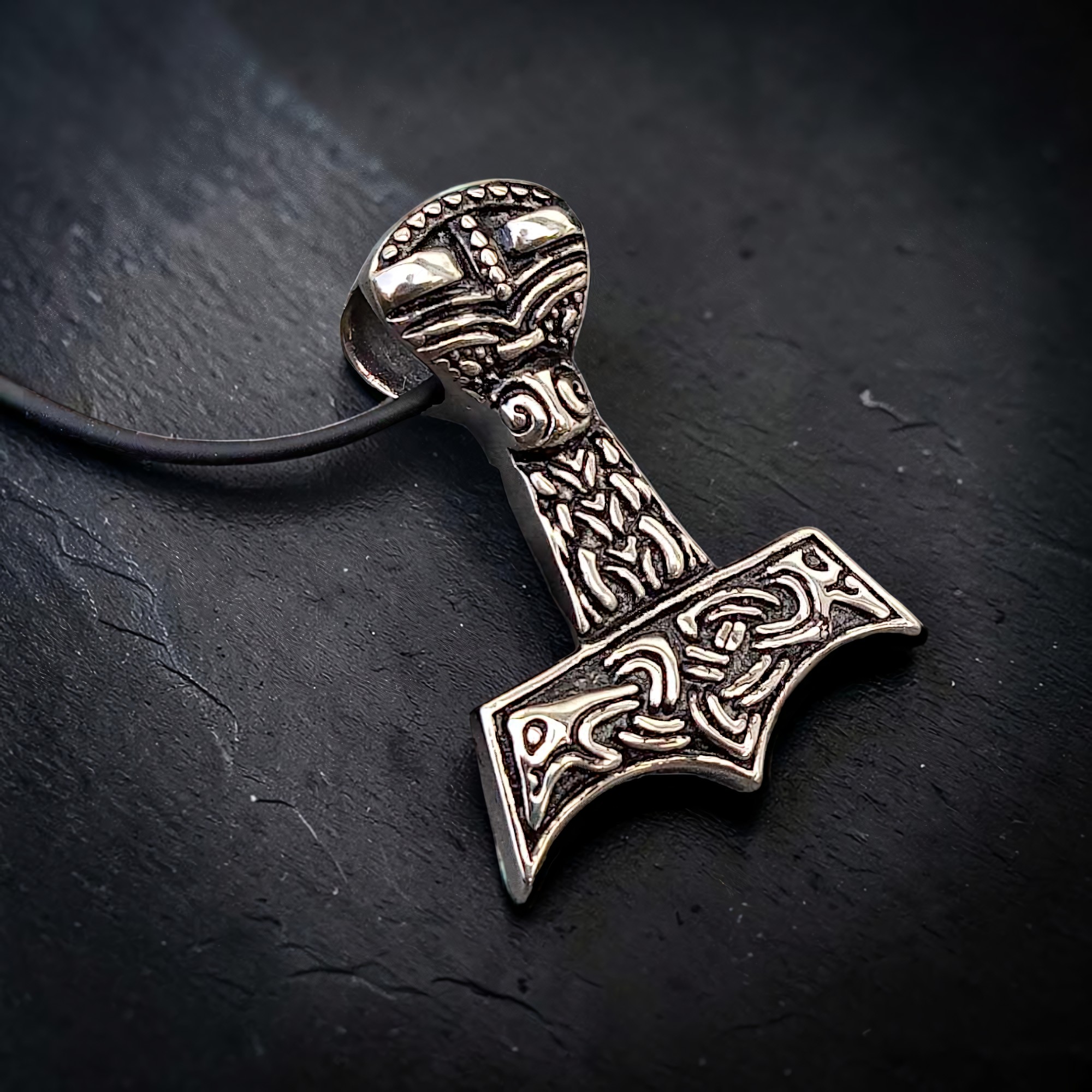 Ornamentfelder über die Breite des Hammerkopfs