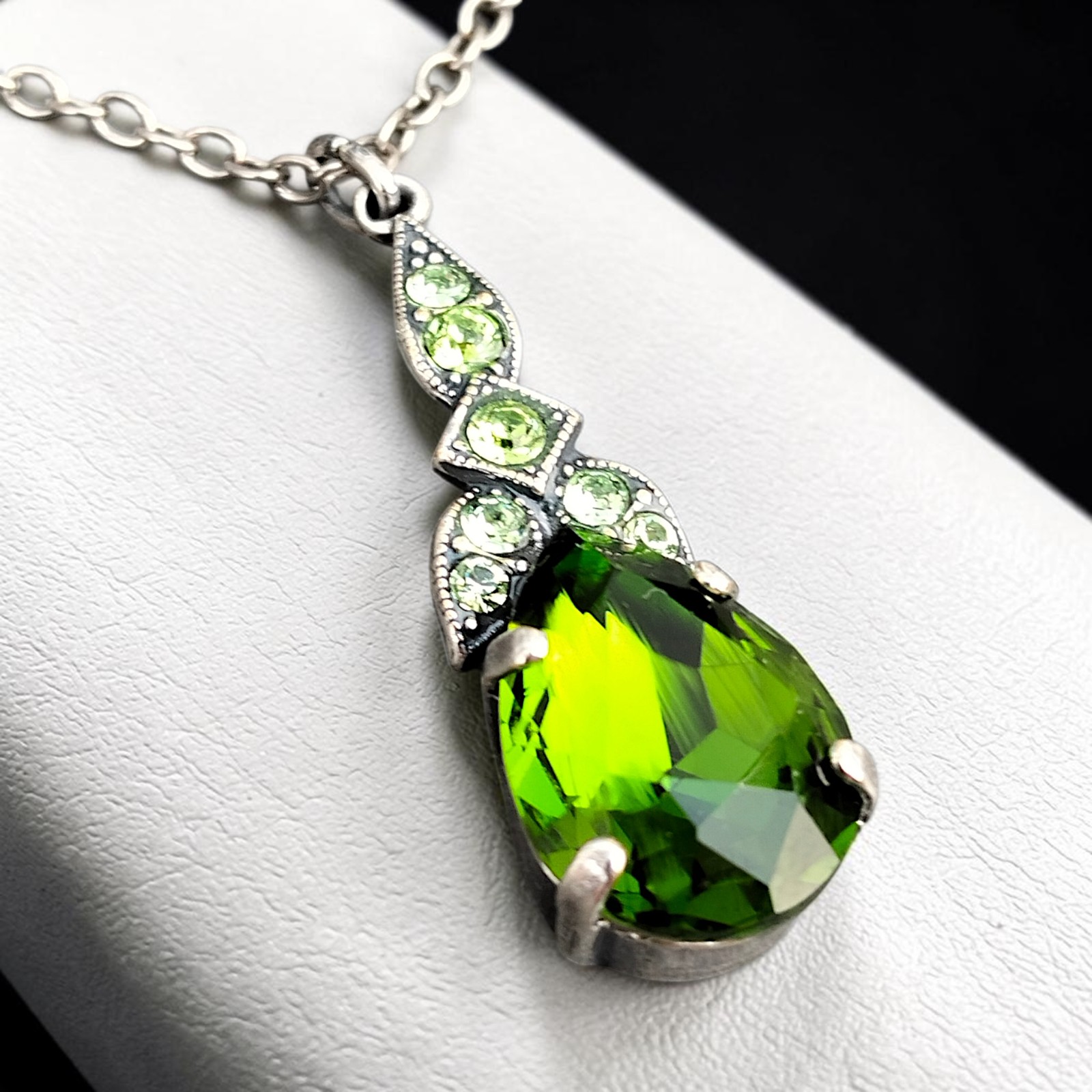 Glitzertropfen in Fern Green an der Edelstahlkette