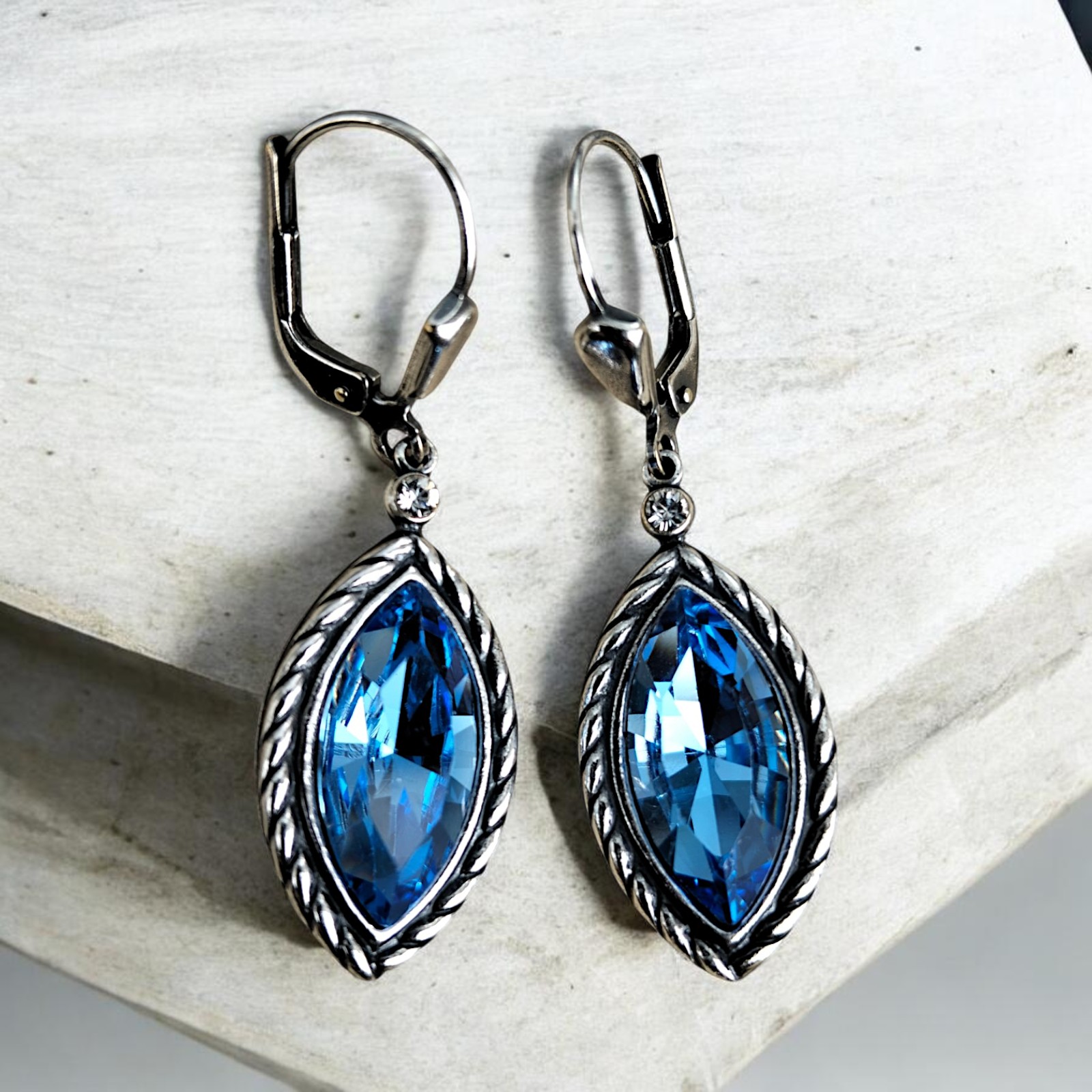 Zierliche versilberte Ohrringe mit blauem Navette-Stein in Sapphire Blue