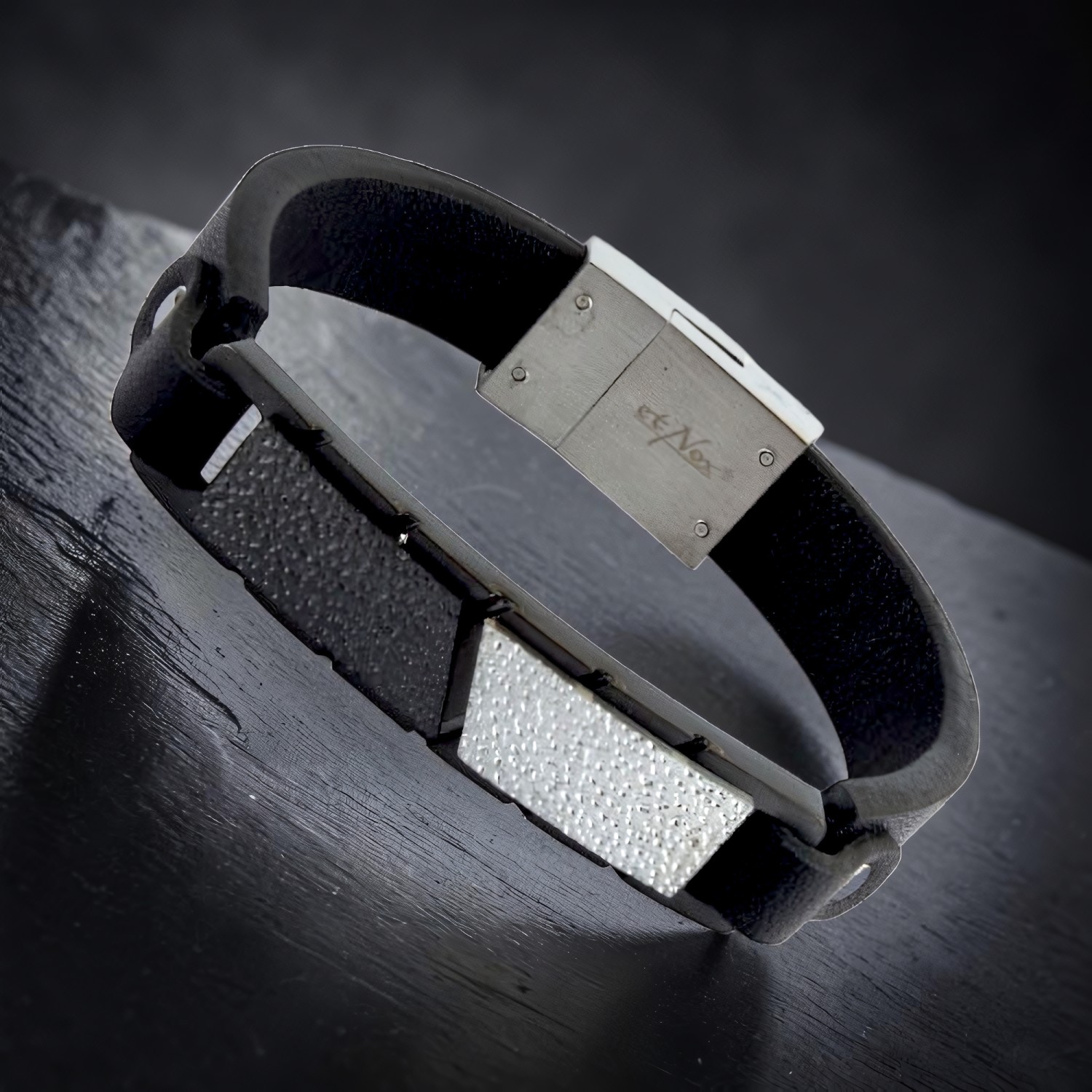 Schwarzes Lederarmband mit heller strukturierter Einlage und Edelstahl-Faltschließe