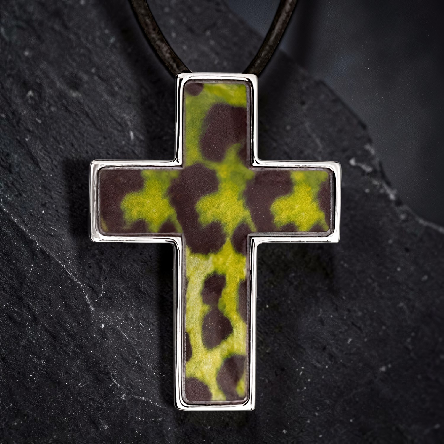 Kreuz-Anhänger aus Edelstahl mit grün-braunem Leoparden-Muster