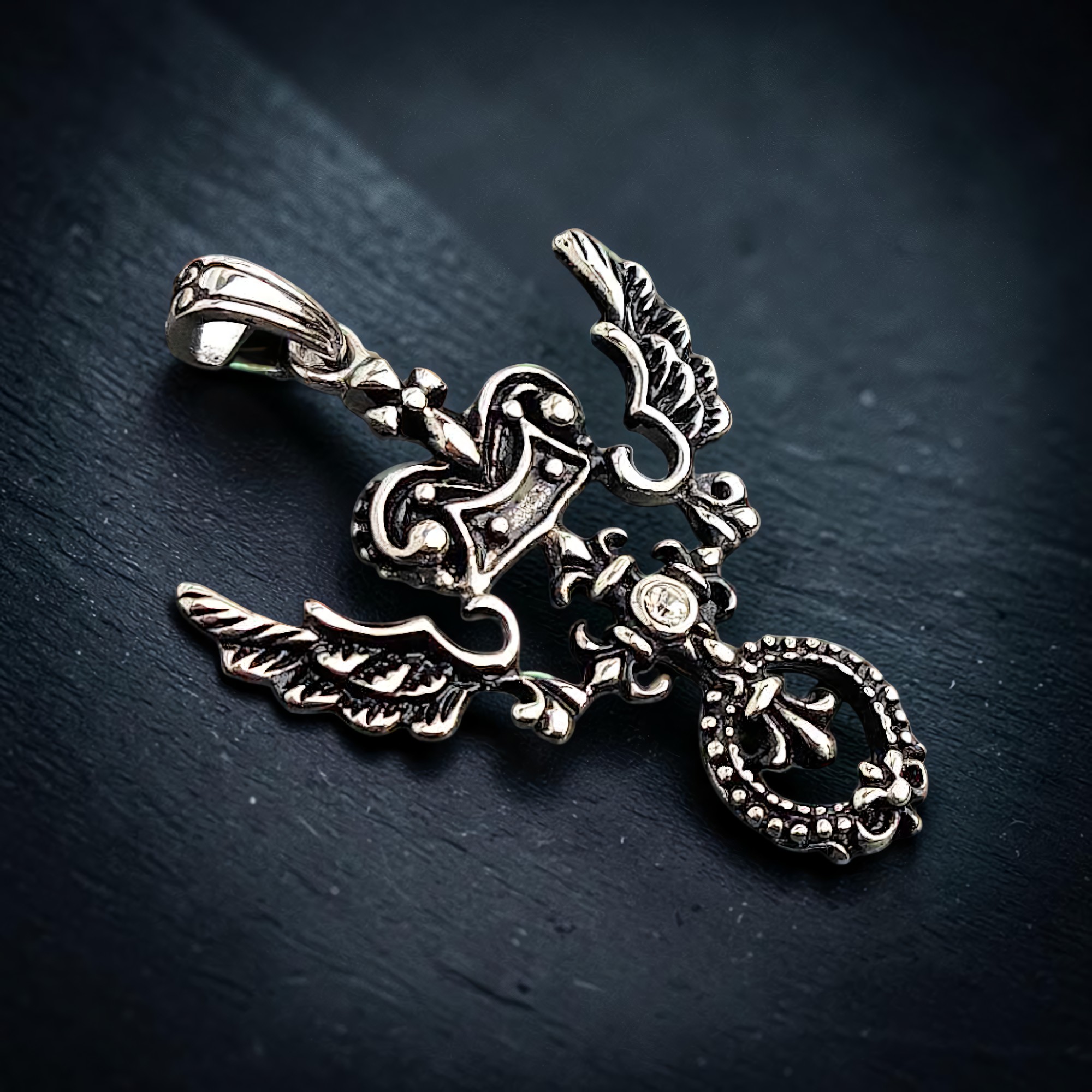 Anhänger Krone mit Fleur de Lis und Flügel Edelstahl mit Zirkonia