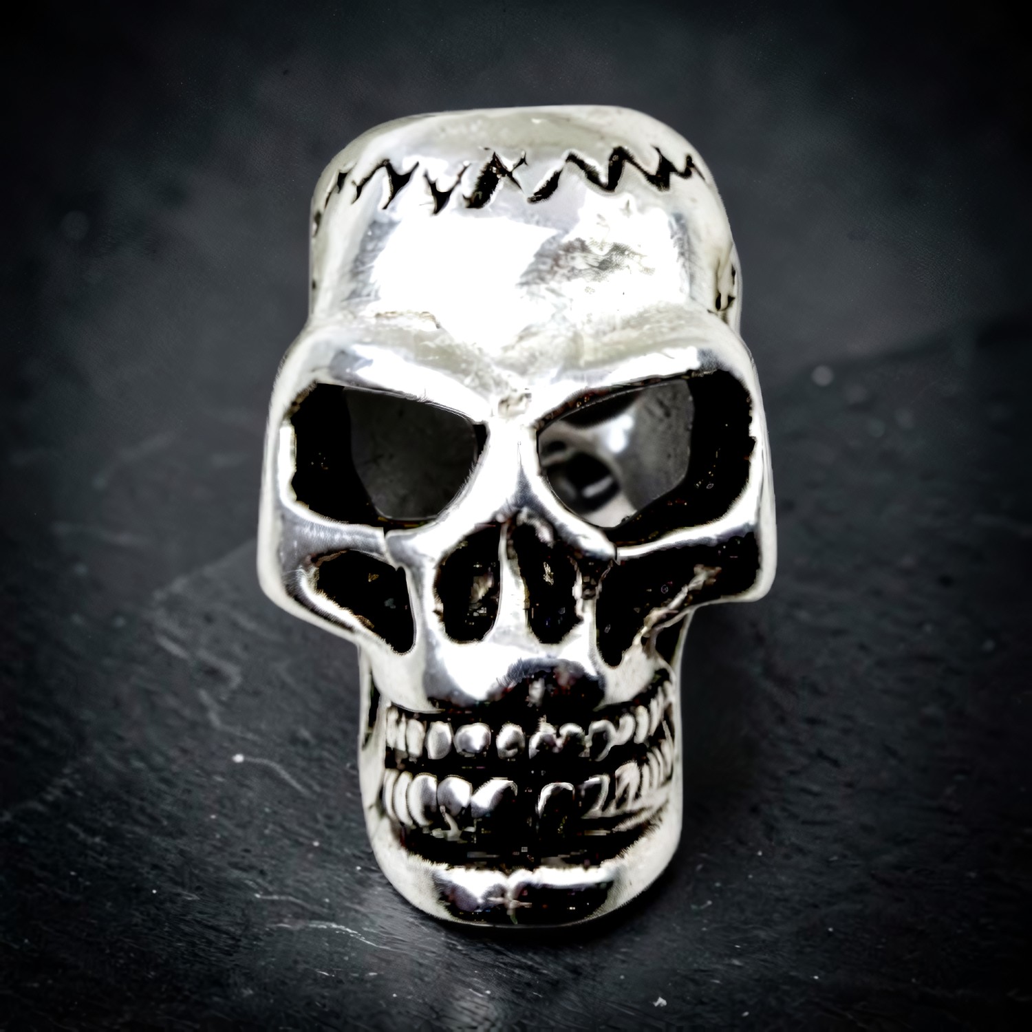 Vollplastische Bartperle in Form eines Totenkopfs aus versilberter Bronze