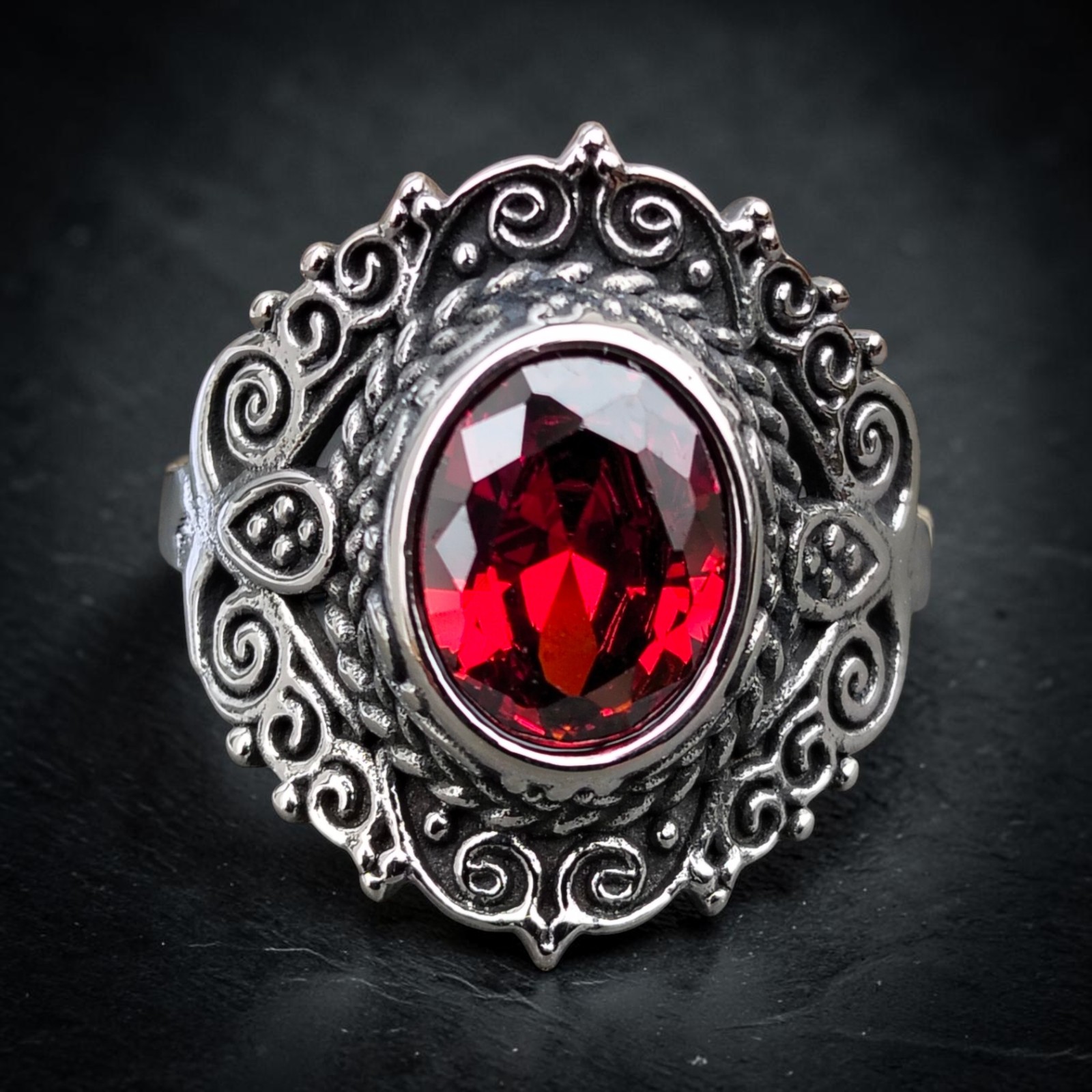 Ring Red Ornament aus Edelstahl, silberfarben mit rotem Zirkonia