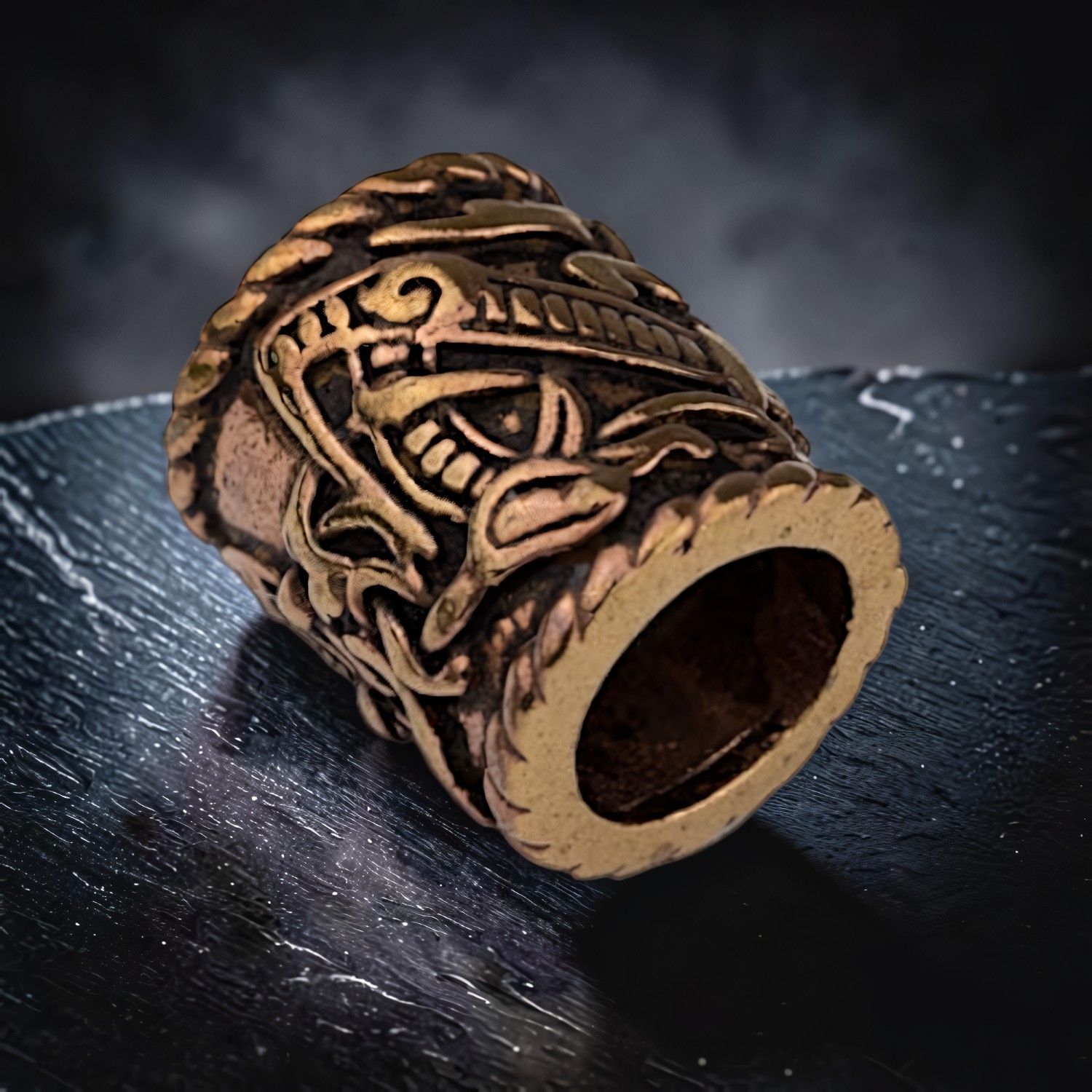 Bronzene Bartperle mit Tierornament schräg von der Seite