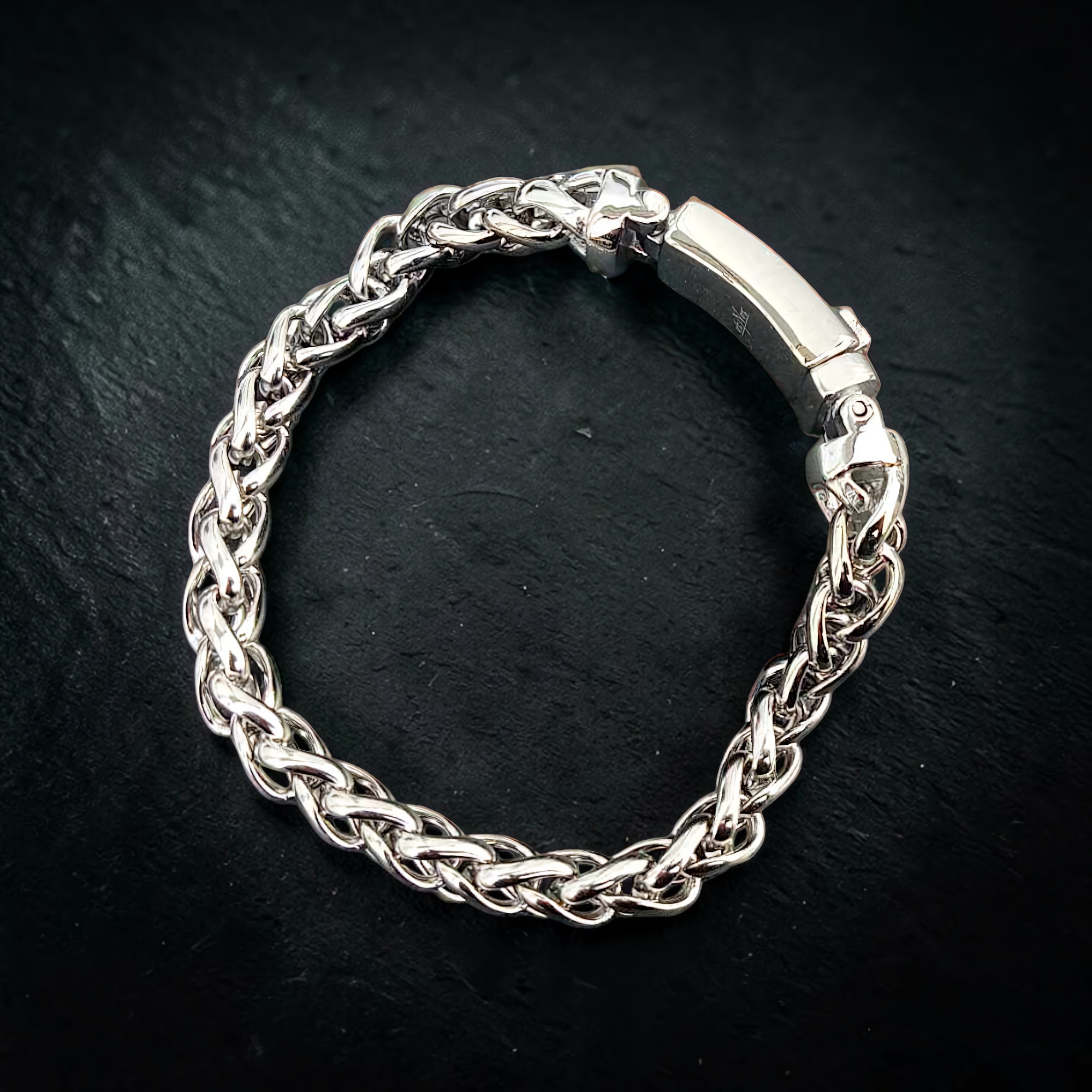 Zopfkette aus poliertem Edelstahl als Armband mit Verschlusshülse, von oben