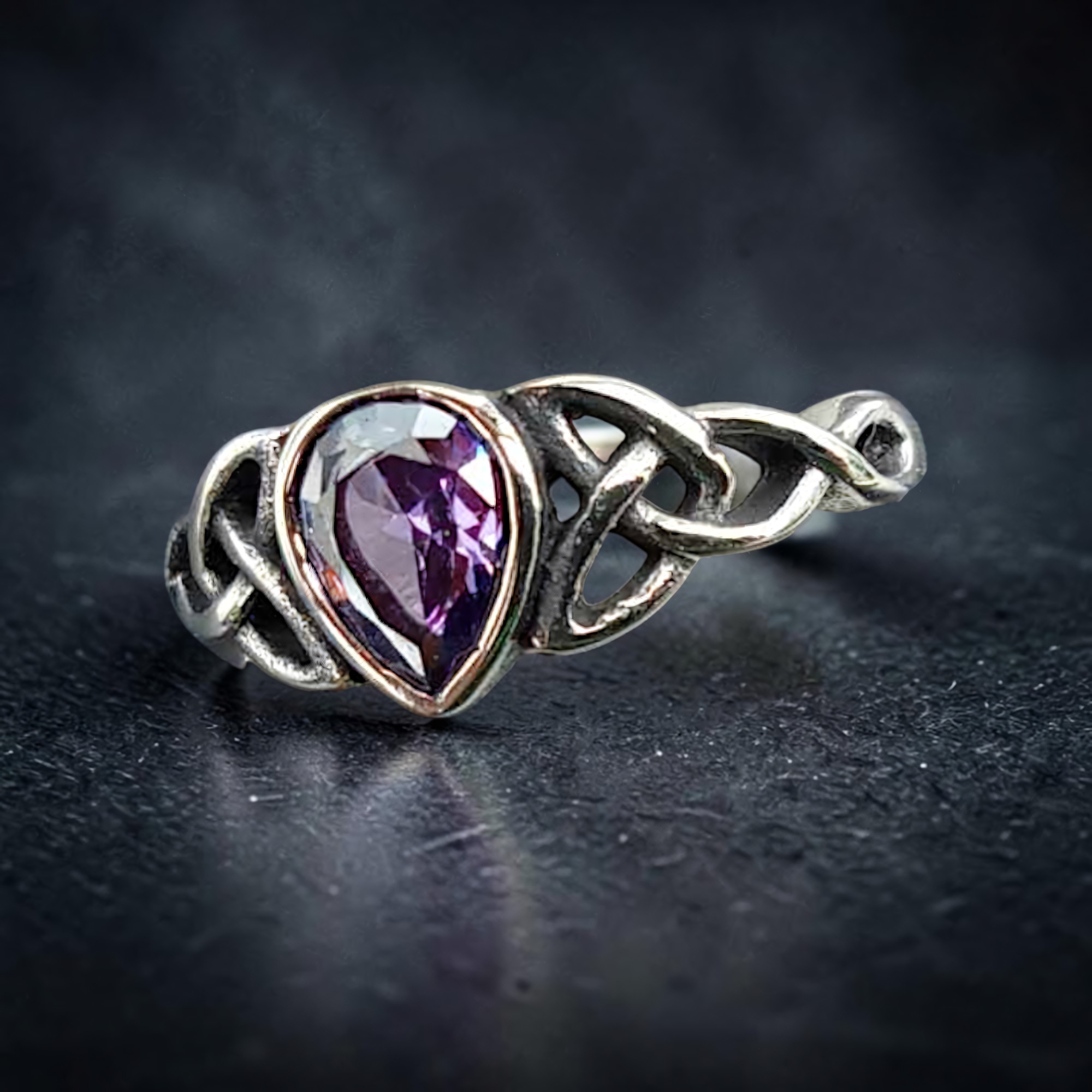 Ring Keltischer Knoten silber mit lilafarbenen Stein in Tropfenform Edelstahl mit Zirkonia