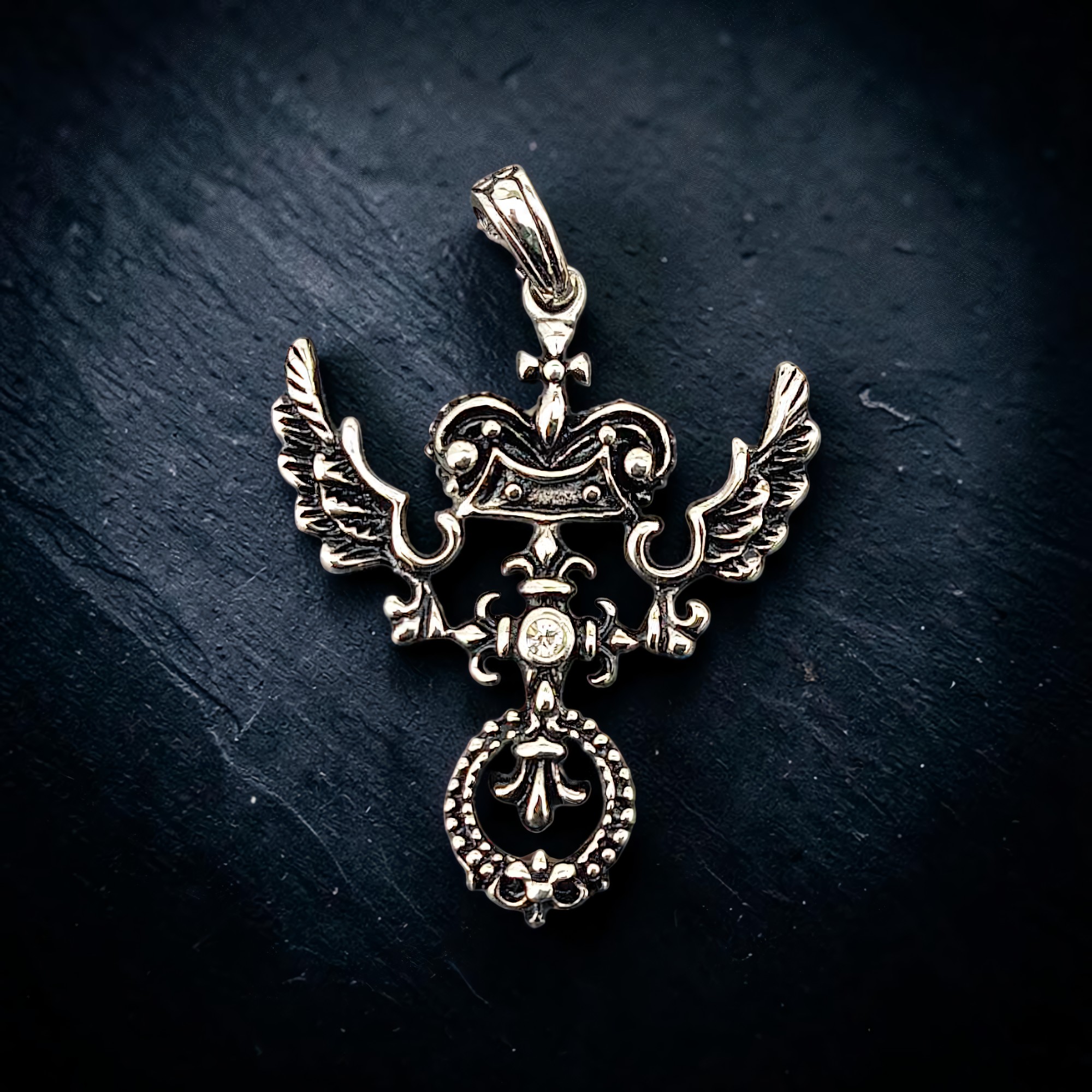 Anhänger Krone mit Fleur de Lis und Flügel Edelstahl mit Zirkonia