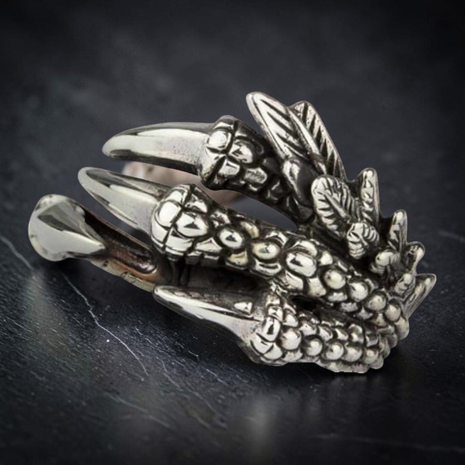Edelstahlring Adlerkralle schräg, polierte Krallenspitzen im Detail