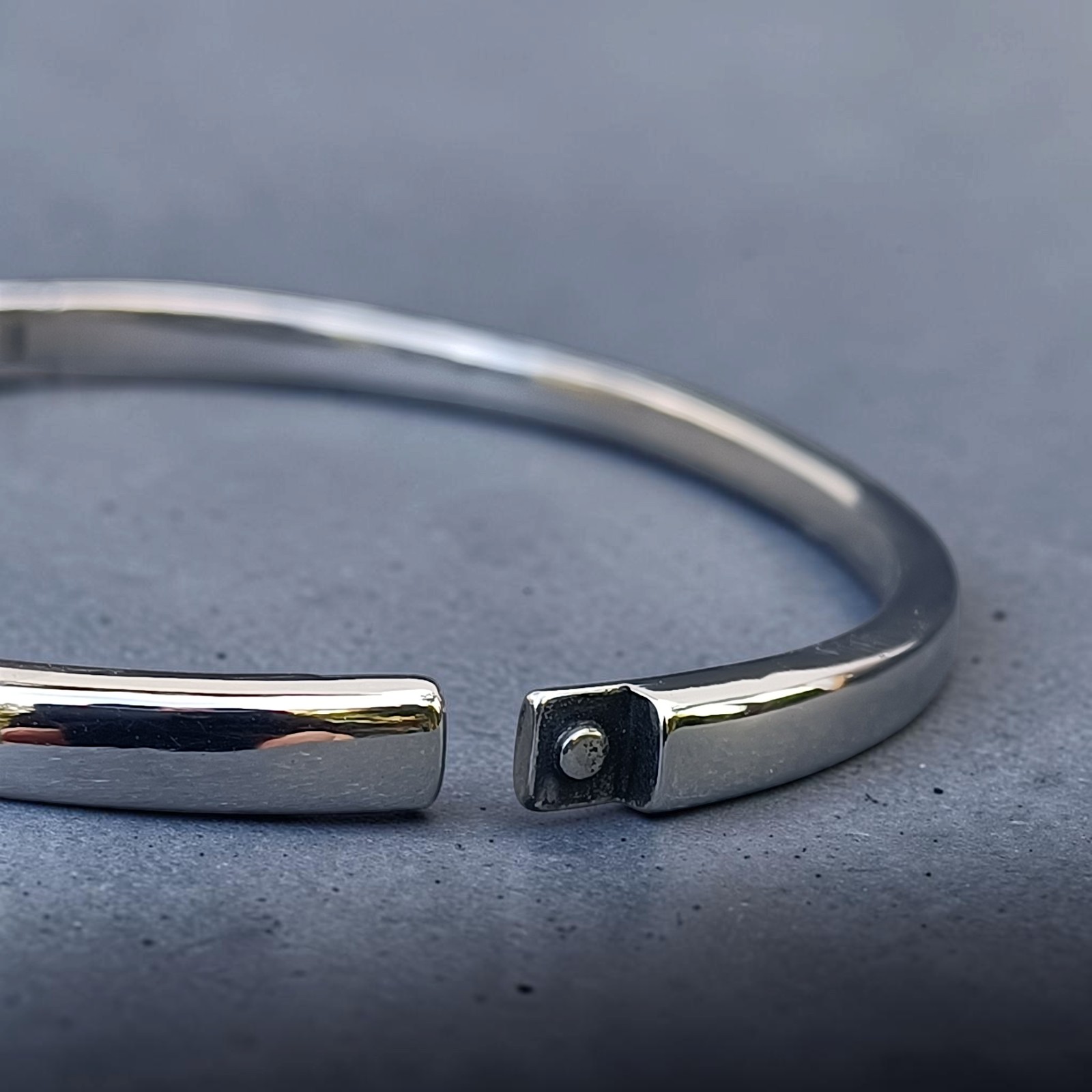 Geöffneter Verschluss des Claddagh-Armreifs aus Edelstahl