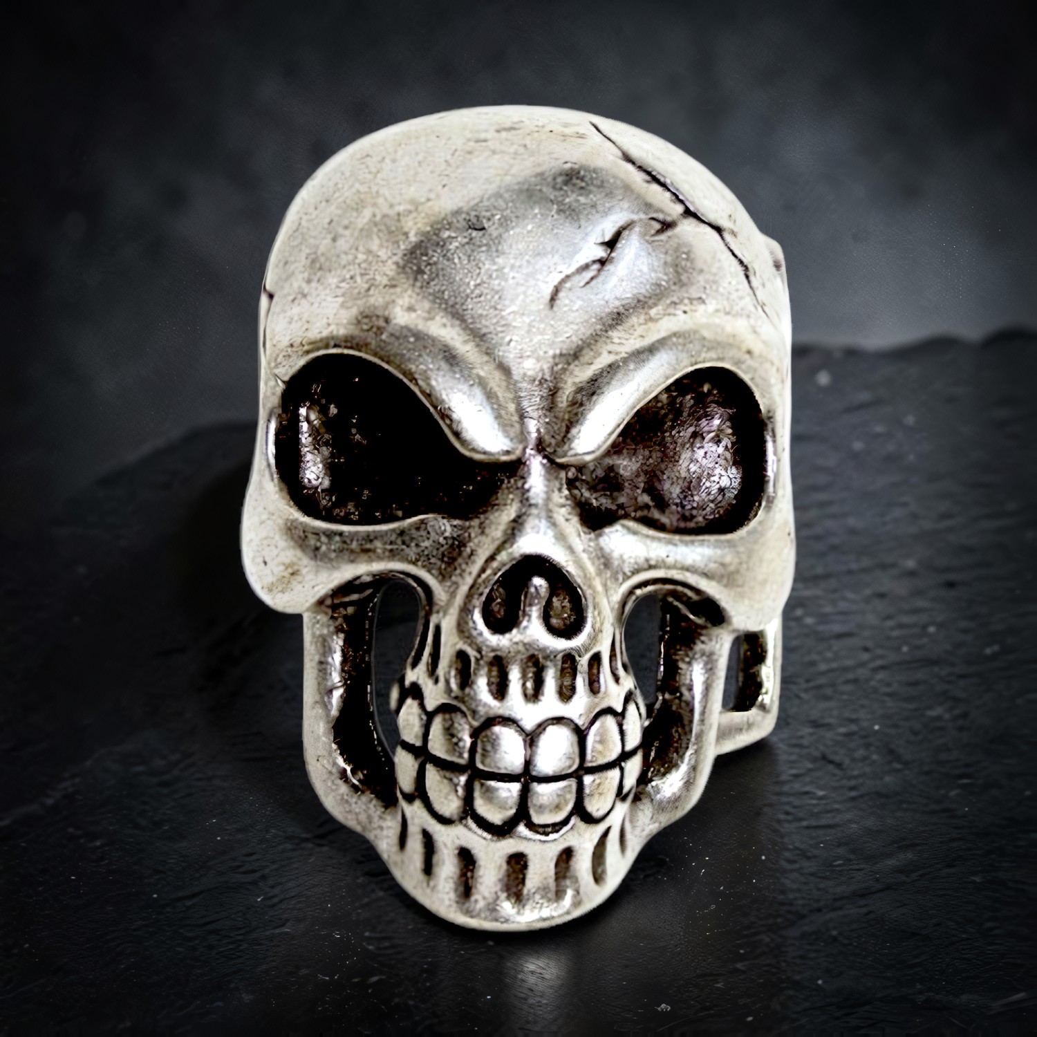 Gürtelschnalle mit plastisch ausgeformtem Totenkopf