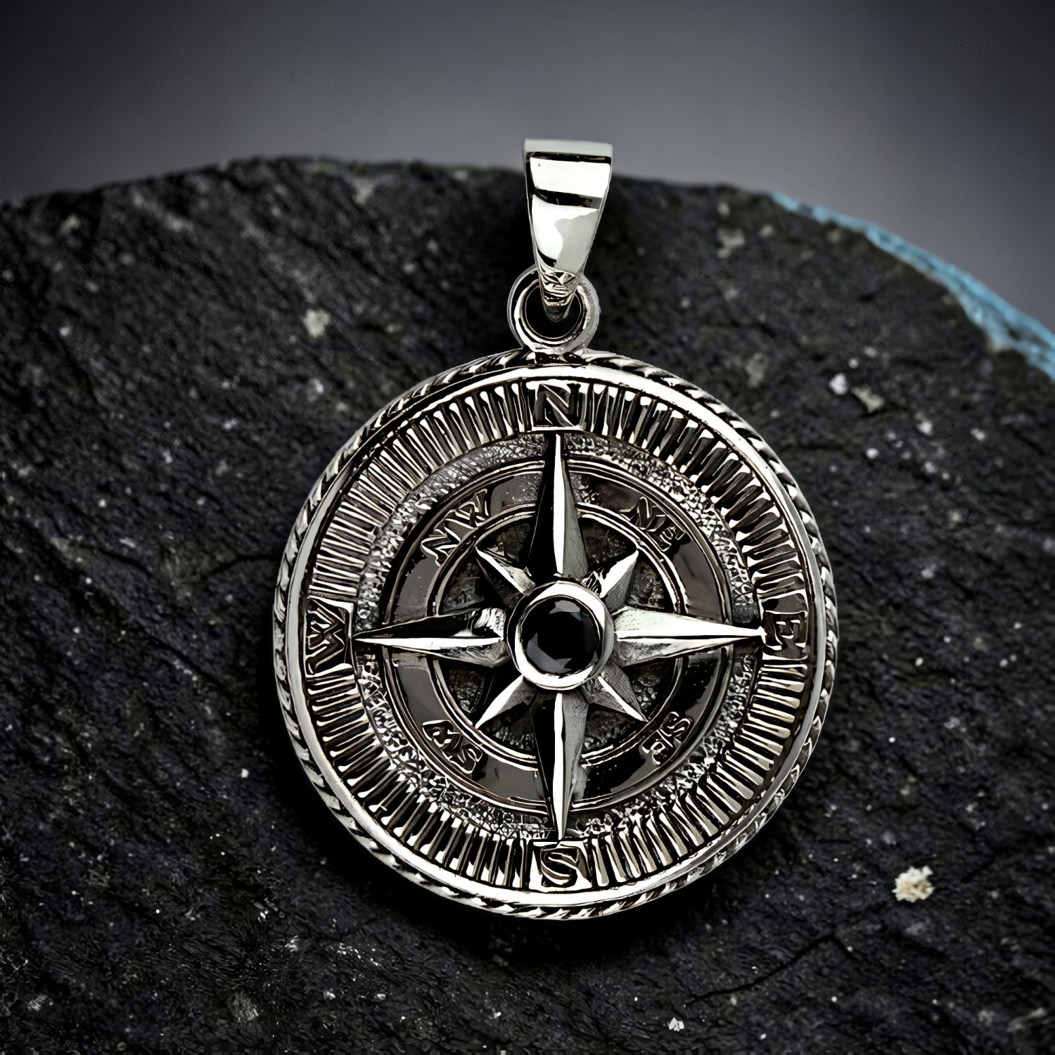 Runder Anhänger aus Edelstahl mit Kompassrose, achtstrahligem Stern und schwarzem Zirkonia in der Mitte
