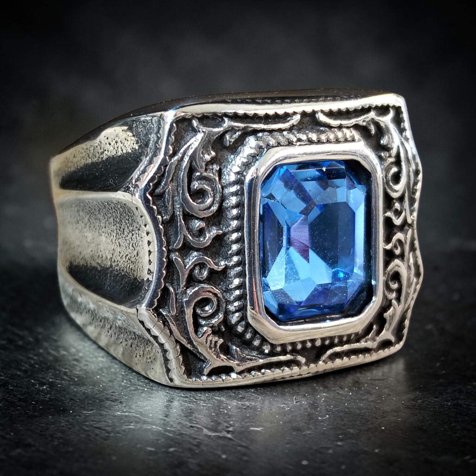 Ring Victorian Blue aus Edelstahl, silberfarben mit blauem Zirkonia, Siegelring