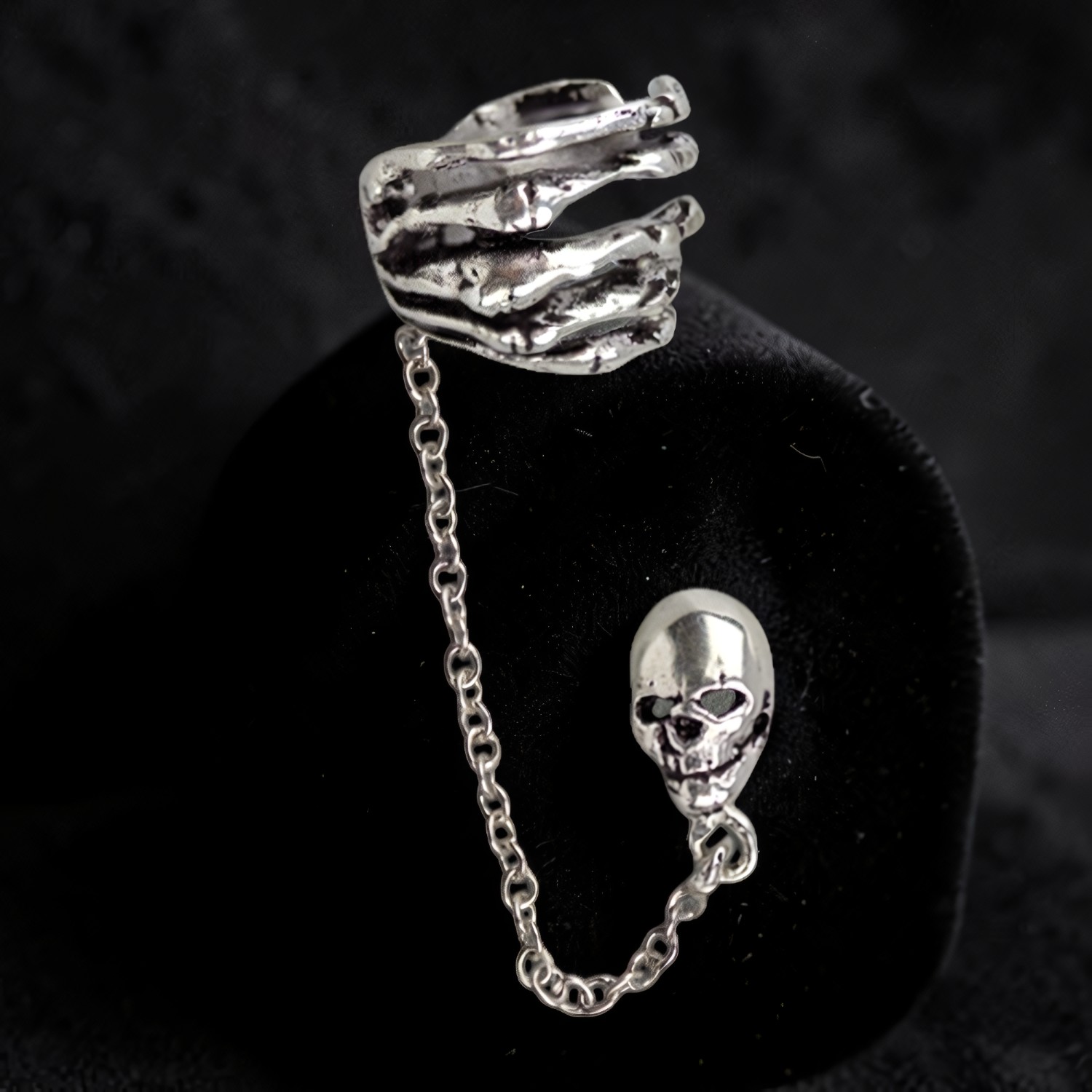 Ohrstecker Totenkopf mit Kettchen und Knochenhand-Ear-Cuff aus 925 Silber, daneben am Ohr getragen