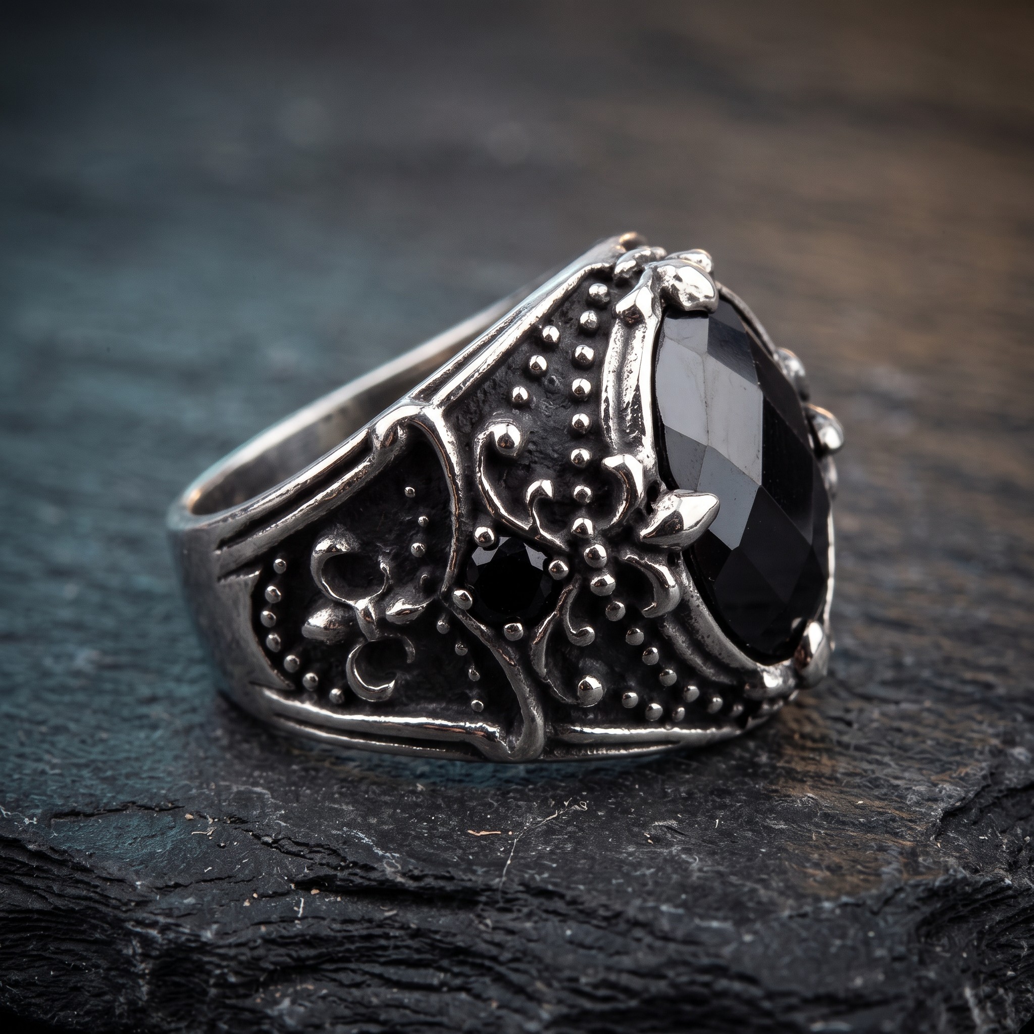Lilien-Ring mit schwarzem Zirkonia-Stein Seitenansicht