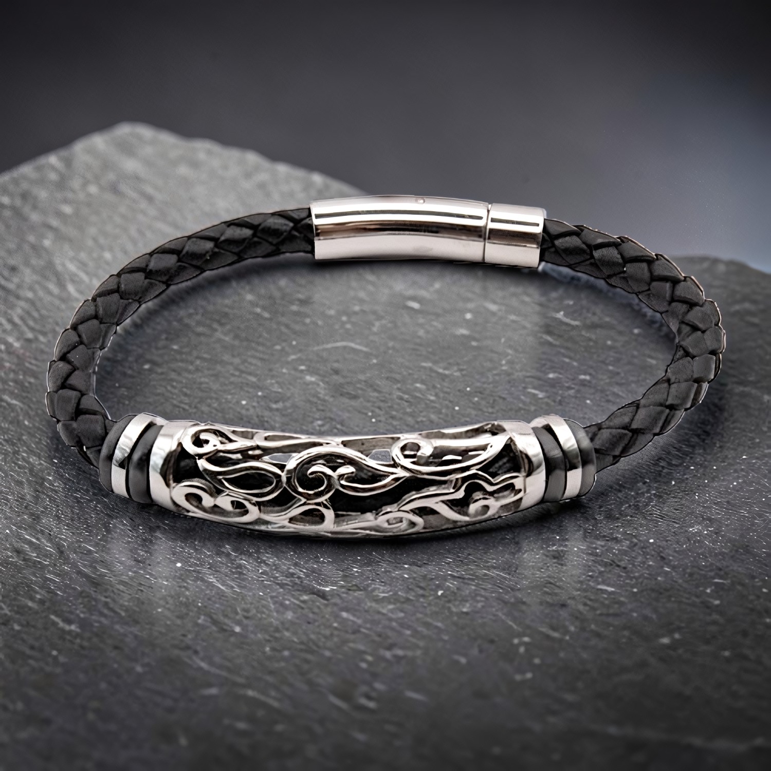 Geflochtenes schwarzes Kunstlederarmband mit durchbrochenem Rankenornament aus Edelstahl