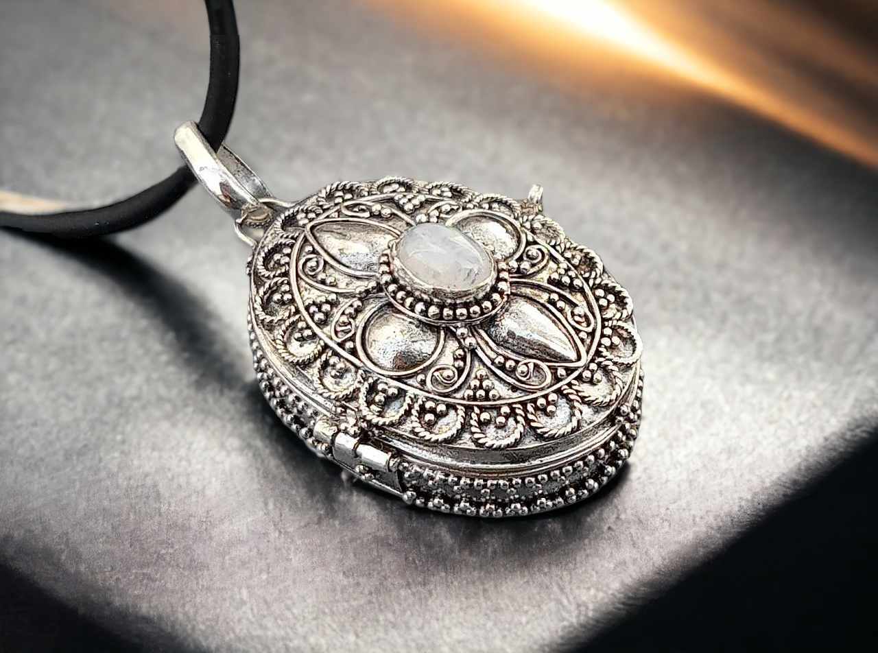 Anhänger zum Öffnen Medaillon Silber 925 mit Ornamenten und Regenbogen-Mondstein