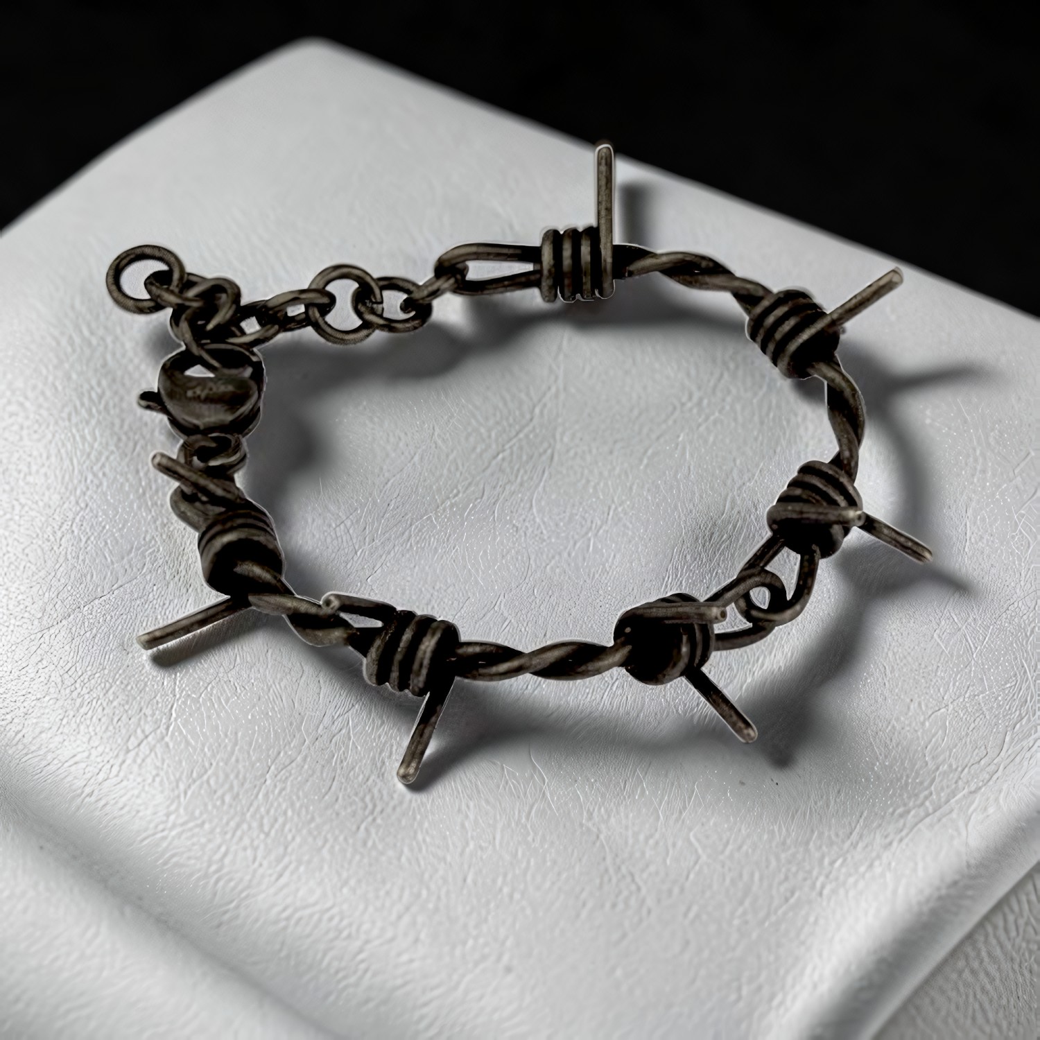Dunkles Armband aus Edelstahl, als Stacheldraht mit abstehenden Spitzen gearbeitet