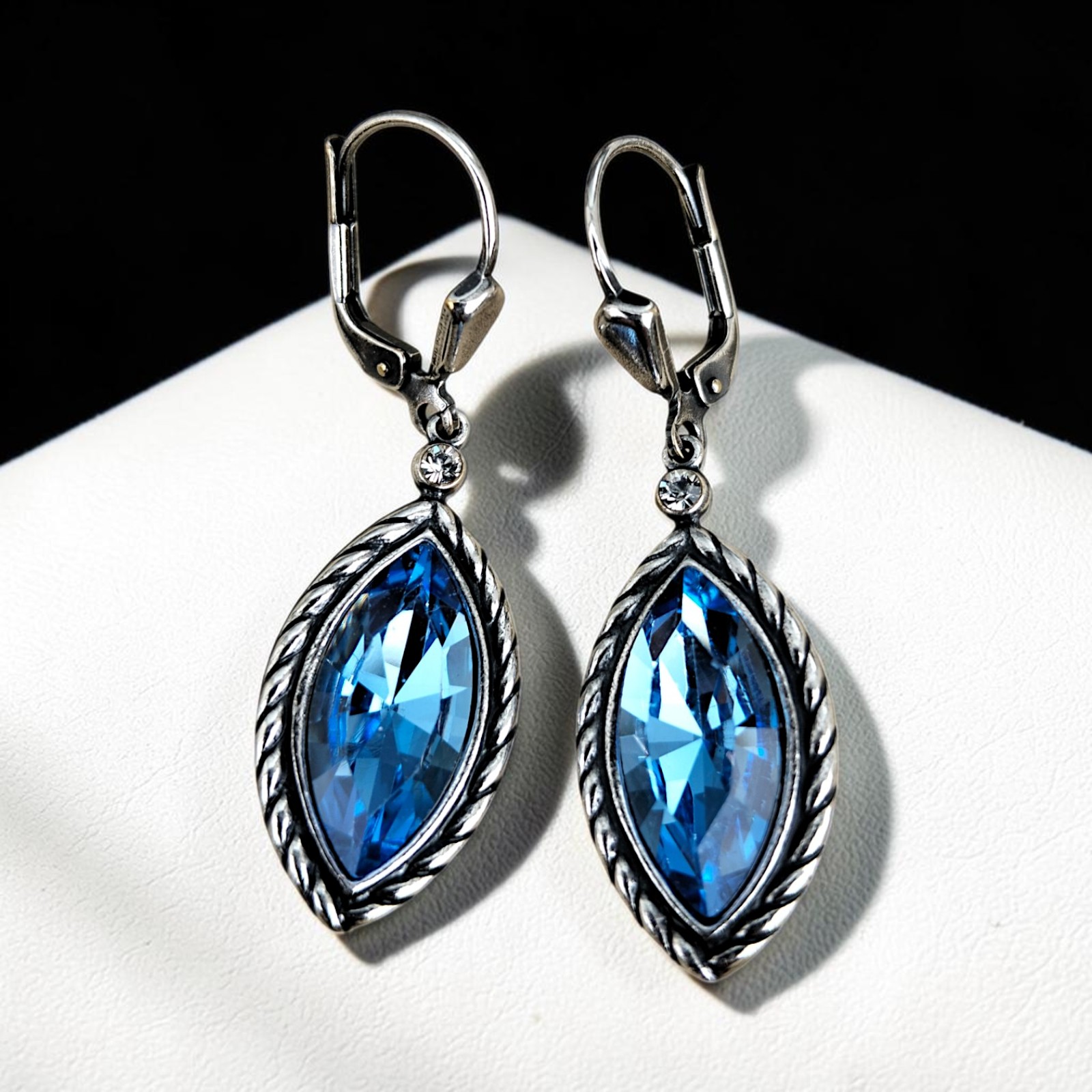 Petite Marquise in Sapphire Blue in Nahaufnahme