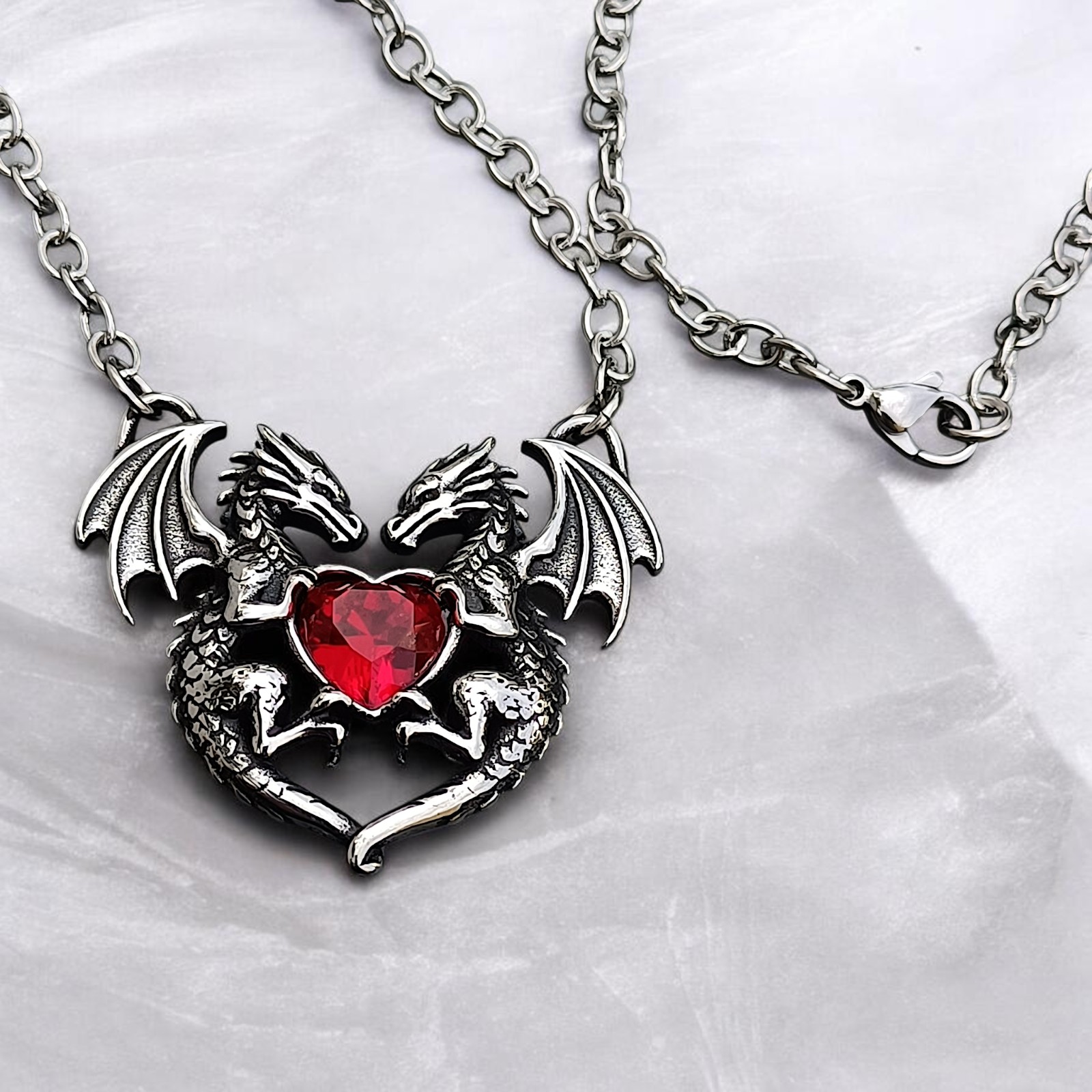 Kette Dragon Heart auf hellem Stoff