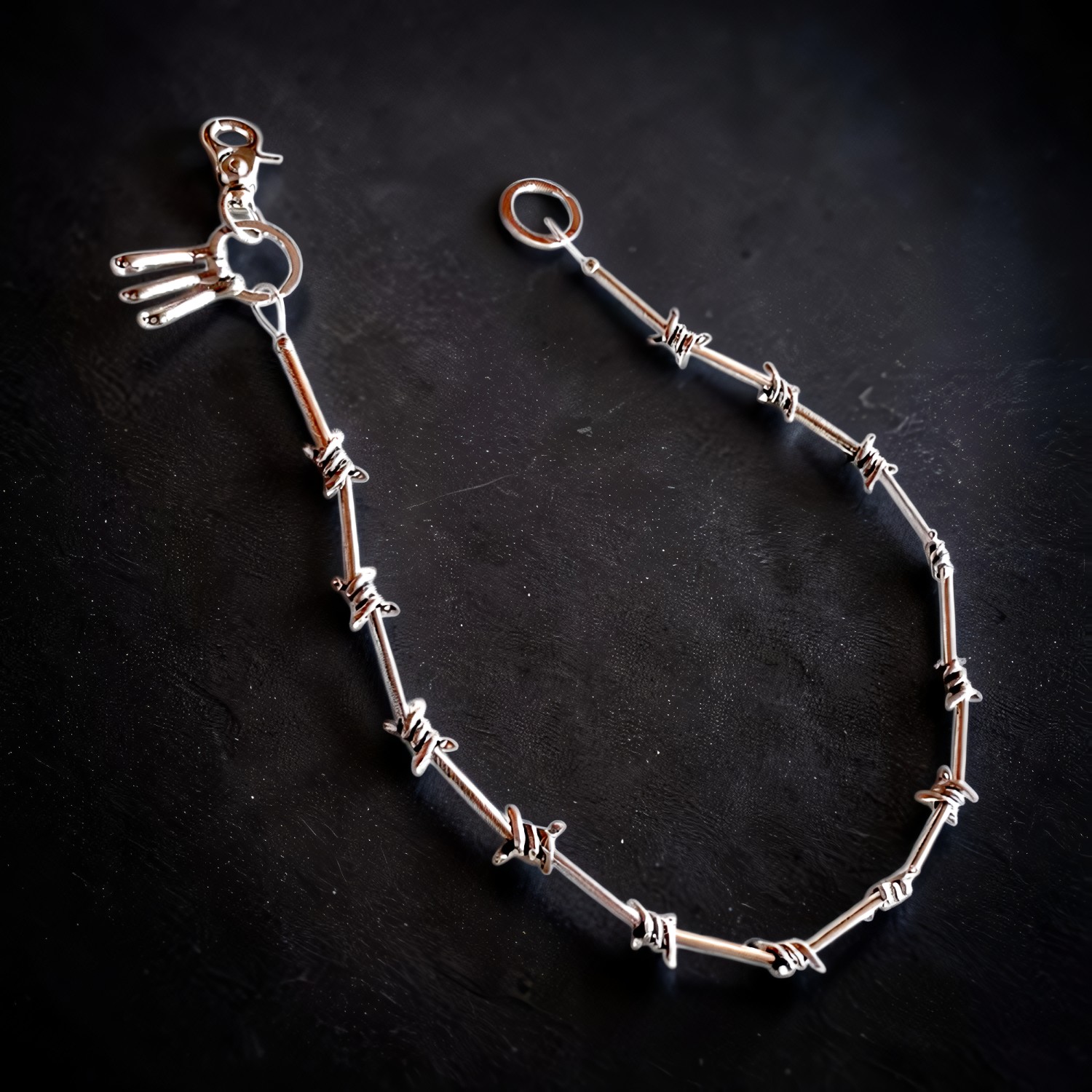 Kette aus Stabgliedern mit Stacheldraht-Wicklungen, Karabiner und Schlüsselring