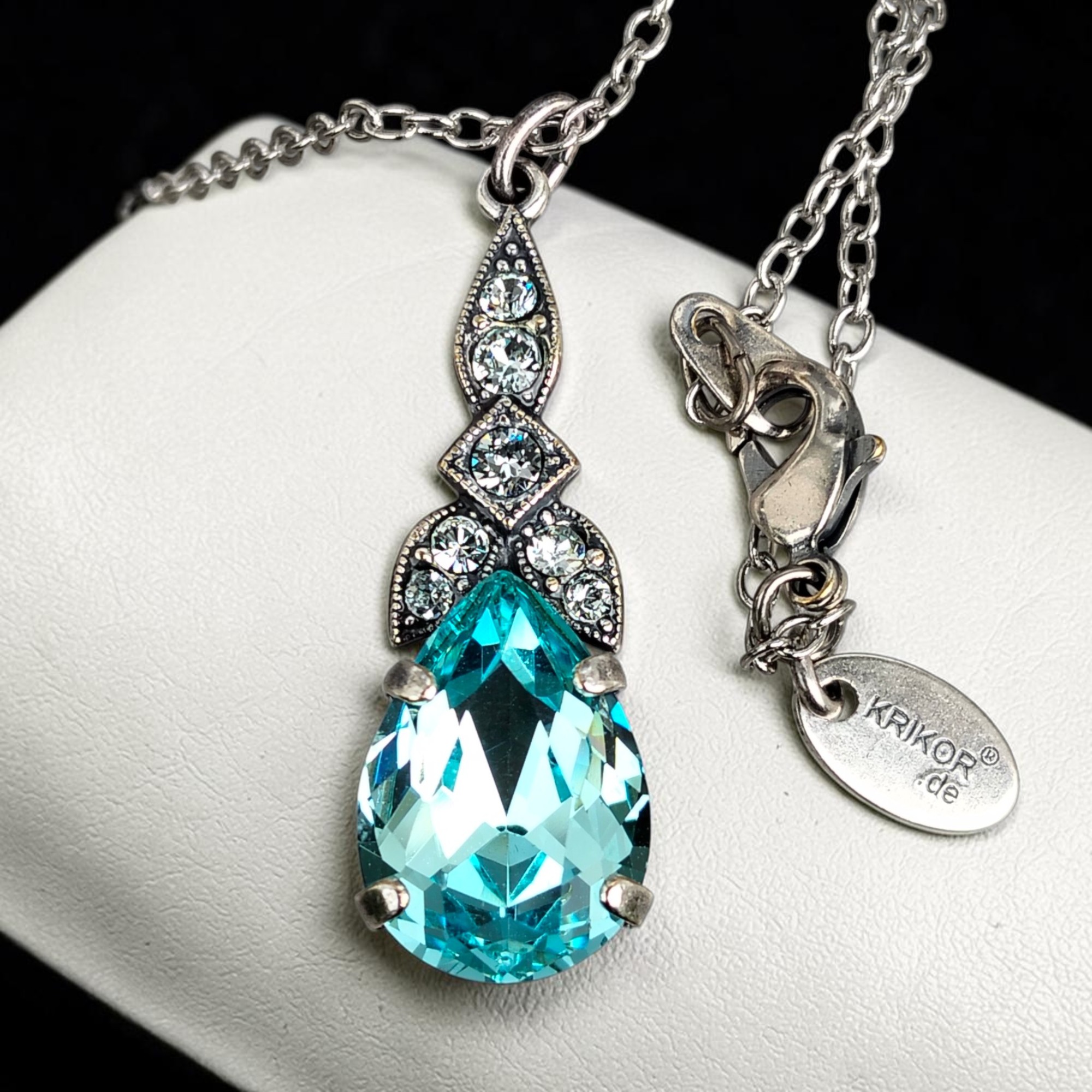 Glitzertropfen in Aquamarine an der Edelstahlkette