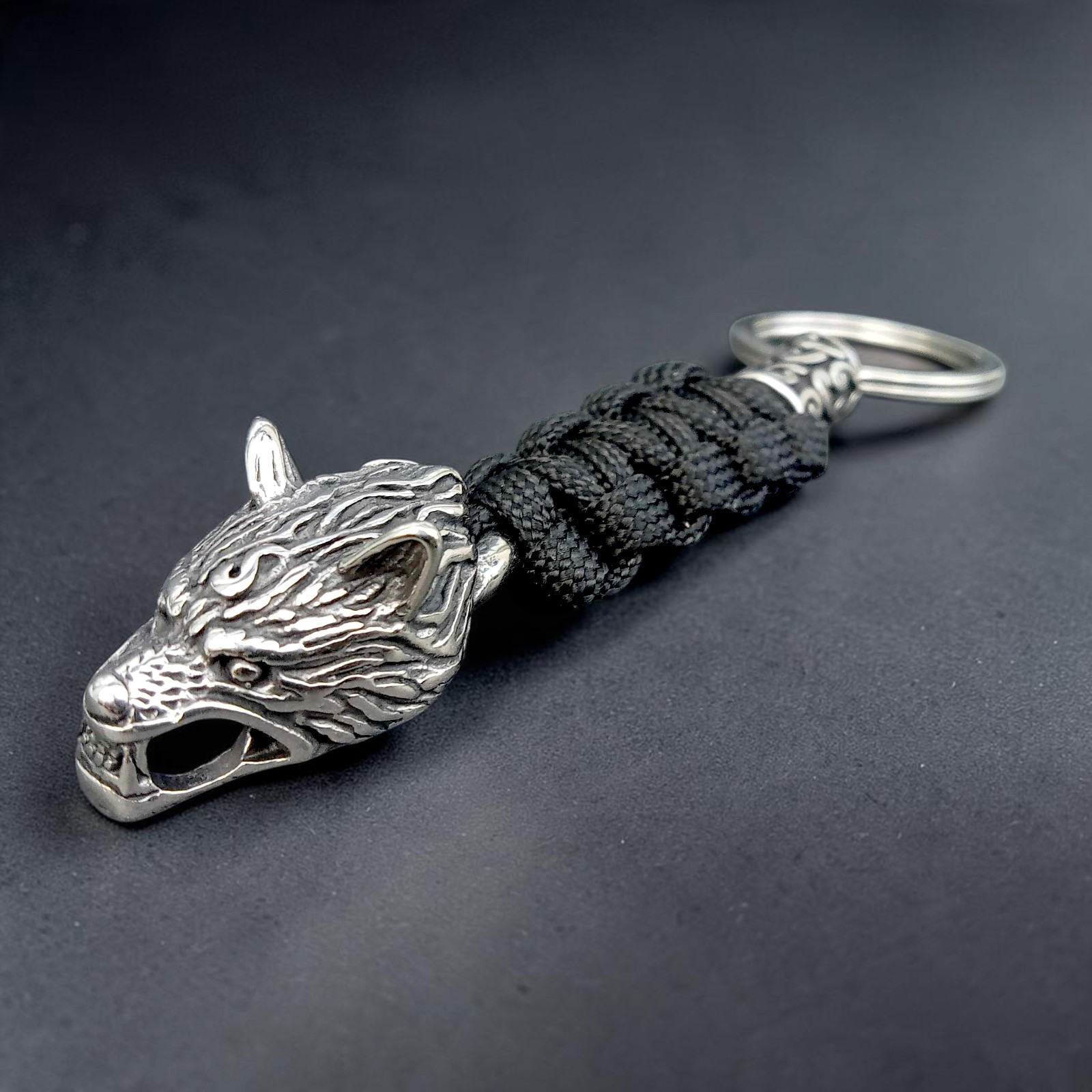 Schlüsselanhänger Wolf mit Schlüsselring, schwarzem Flechtband und Edelstahlhülse