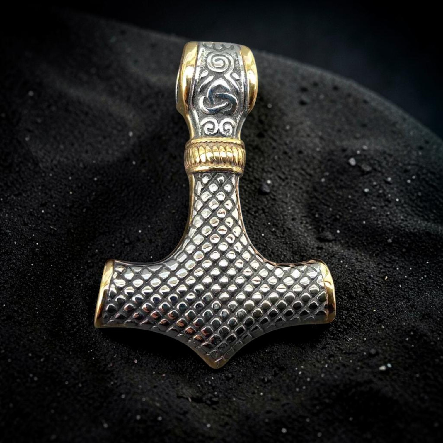 Polierter Edelstahl mit goldfarbener Beschichtung am Ornament