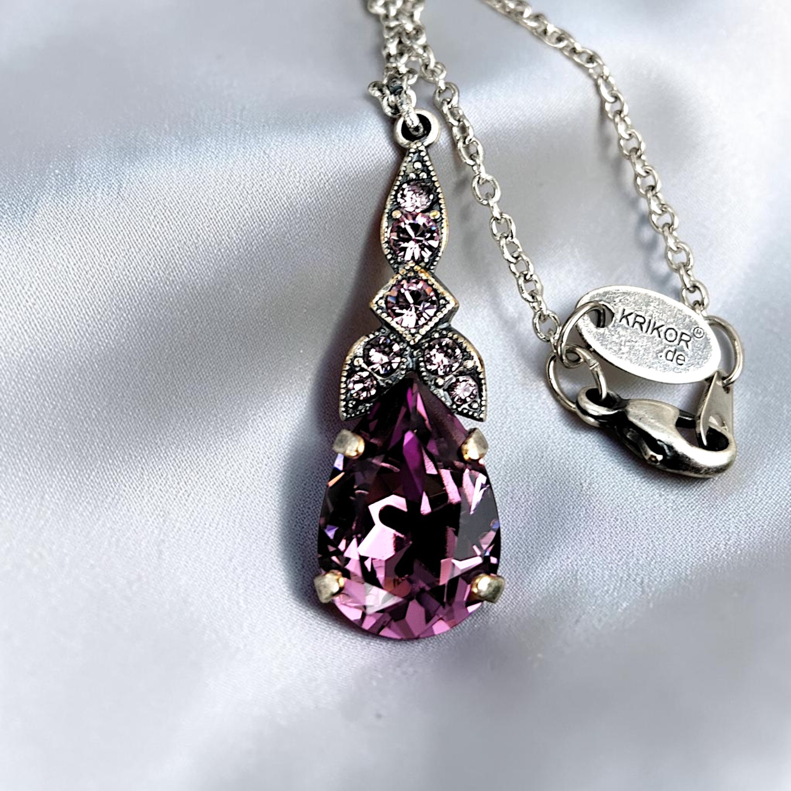 Halskette Glitzertropfen in Iris in Nahaufnahme