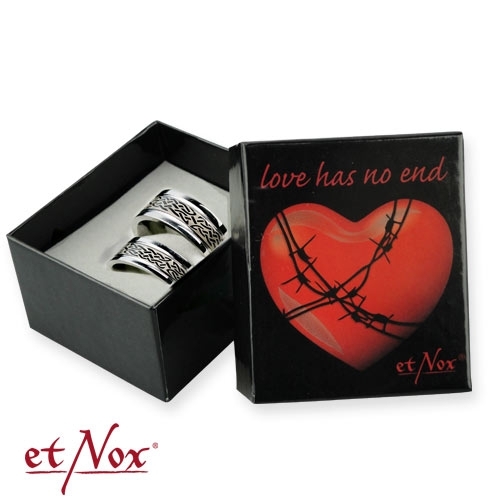 Geschenkbox mit rotem Herz und Schriftzug Love has no end, darin die beiden Knotenringe