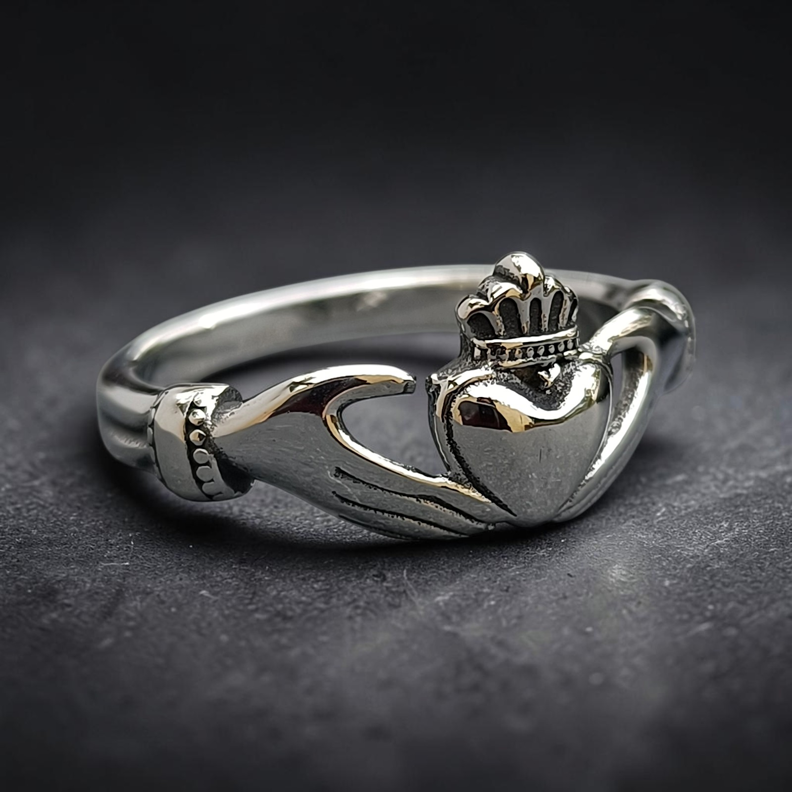Ring Claddagh aus Edelstahl, silberfarben mit Herz, 10 mm hoch