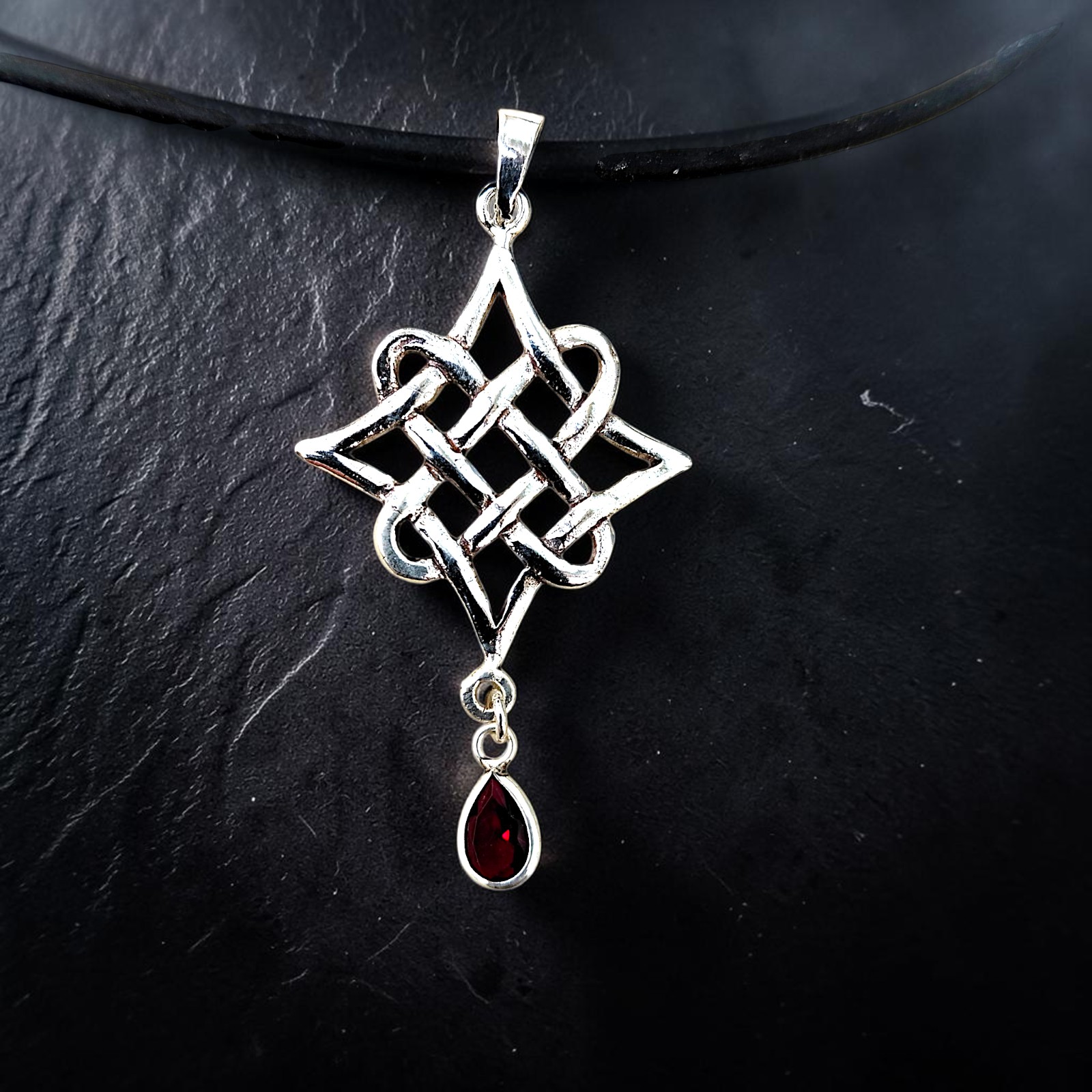 Anhänger Elfenknoten mit rotem Zirkonia aus 925 Sterling Silber
