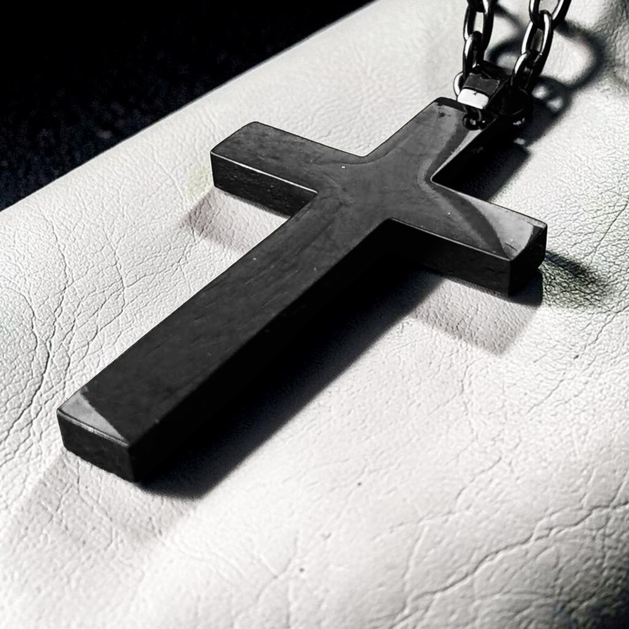 Schwarzes Kreuz Anhänger Edelstahl mit Kette – Seitenalansicht